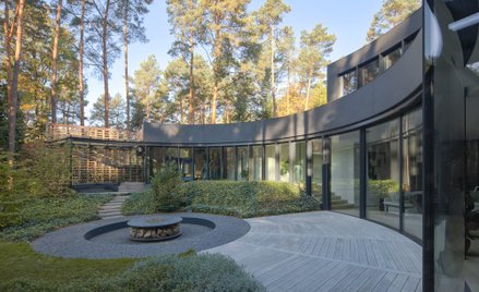 W otoczonym gęstym sosnowym lasem „Domu z polaną” pod Warszawą projektu pracowni 77Studio Architektu