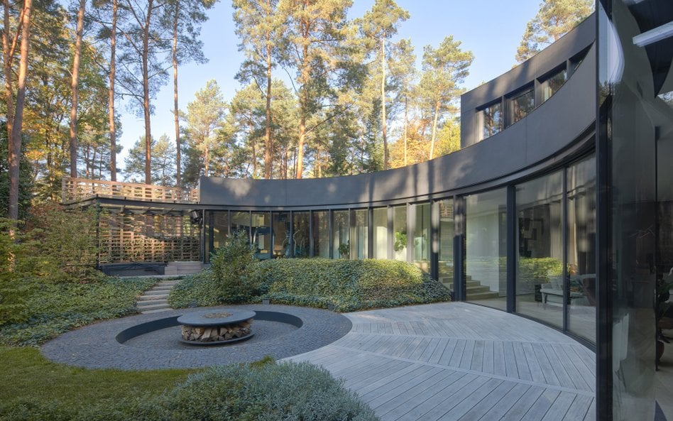 W otoczonym gęstym sosnowym lasem „Domu z polaną” pod Warszawą projektu pracowni 77Studio Architektu