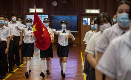 Wniesienie flagi w czasie uroczystości w szkole średniej w Hongkongu
