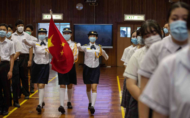 Wniesienie flagi w czasie uroczystości w szkole średniej w Hongkongu