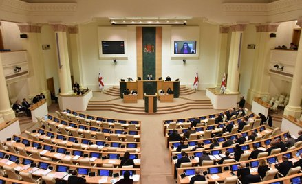 Przez smród przerwano obrady parlamentu w Gruzji