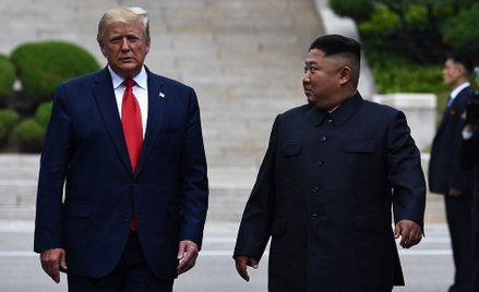 Donald Trump i Kim Dzong Un przekroczyli linię demarkacyjną będącą granicą pomiędzy obiema Koreami