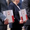 Uczestnicy ceremonii na dziedzińcu Belwederu w Warszawie, podczas której 2 maja 2022 r. prezydent RP