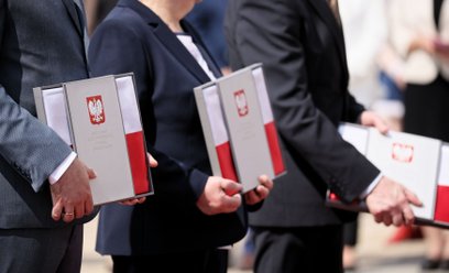 Uczestnicy ceremonii na dziedzińcu Belwederu w Warszawie, podczas której 2 maja 2022 r. prezydent RP