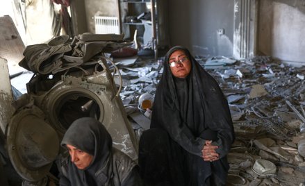 Kobiety w mieszkaniu zniszczonym w wyniku ataku na Teheran