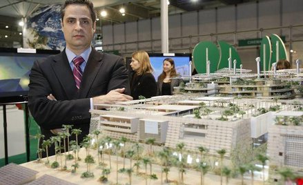 Sam Nader jest członkiem zarządu Masdar, firmy stworzonej w 2006 r. przez emirat Abu Zabi – najwięks
