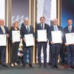 „Zdjęcie rodzinne” laureatów naszego plebiscytu wraz z przedstawicielami redakcji „Rzeczpospolitej” 