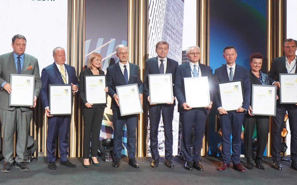 „Zdjęcie rodzinne” laureatów naszego plebiscytu wraz z przedstawicielami redakcji „Rzeczpospolitej” 