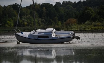 Niski stan wody na Jeziorze Żywieckim.