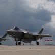 F-35 Lightning II, nazwane „Husarz”, prezentowane na lotnisku wojskowym w Łasku