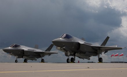 F-35 Lightning II, nazwane „Husarz”, prezentowane na lotnisku wojskowym w Łasku