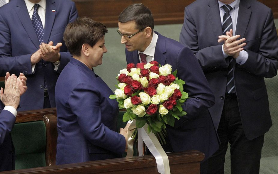 Rzad Morawieckiego z większym kredytem zaufania niż Szydło
