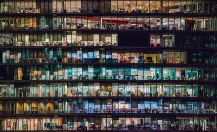 Czemu praca najemna traci sens?