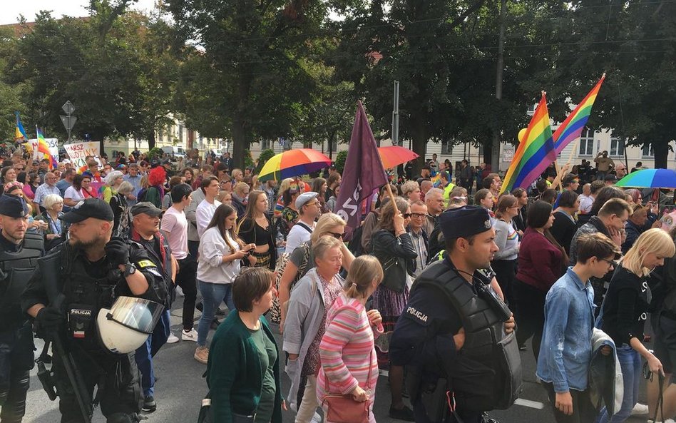 Radosny, ale otoczony kordonem policji. Drugi Marsz Równości w Szczecinie