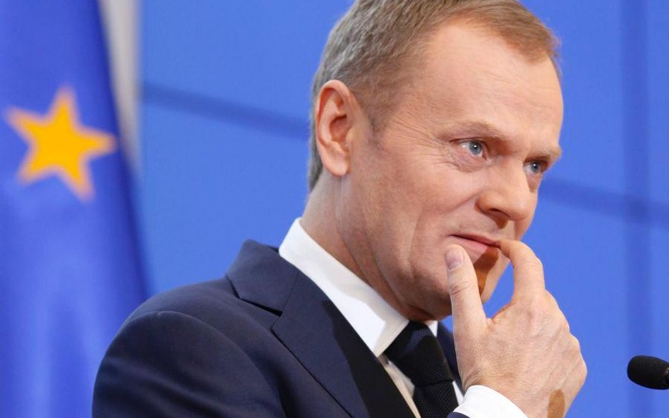 Tusk broni Nowickiej i grozi Gowinowi