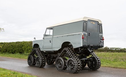 Wóz radzi sobie w ekstremalnie trudnym terenie