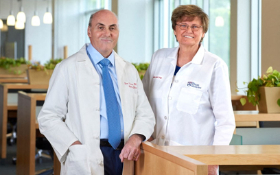 Laureaci Nagrody Nobla z dziedziny medycyny i fizjologii w 2023 roku:  dr Drew Weissman i Katalin Ka