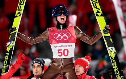 Kamil Stoch - złoty medalista olimpijski na ramionach Macieja Kota i Dawida Kubackiego