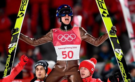 Kamil Stoch - złoty medalista olimpijski na ramionach Macieja Kota i Dawida Kubackiego