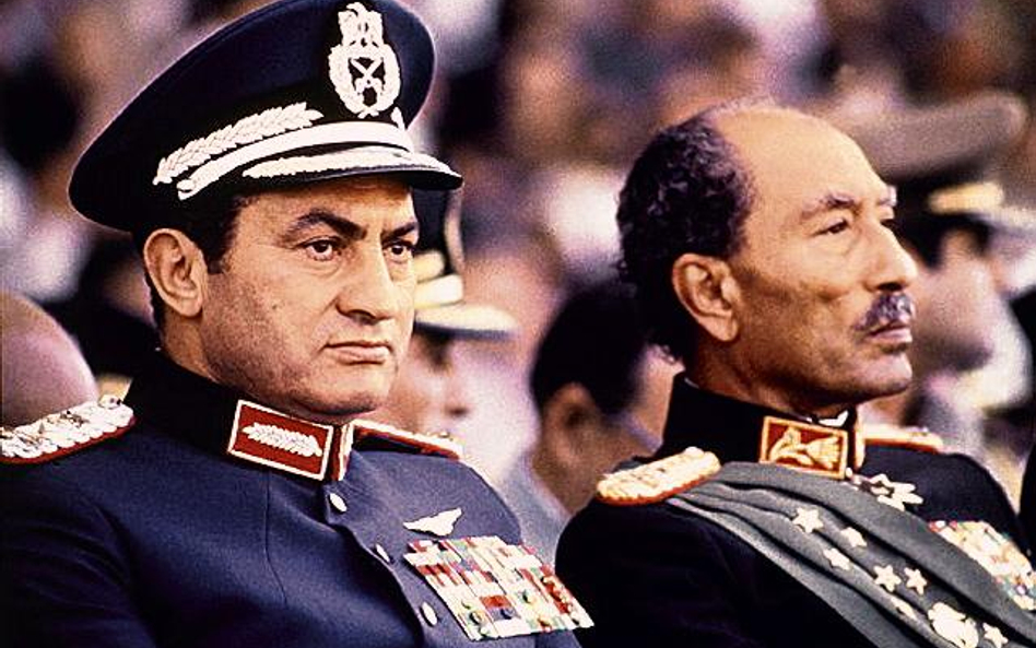 Hosni Mubarak i Anwar Sadat podczas słynnej defilady w 1981 r.