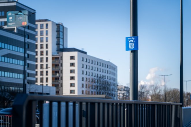 Większość tabliczek ma kolor niebieski, co ułatwia ich identyfikację w przestrzeni miejskiej.