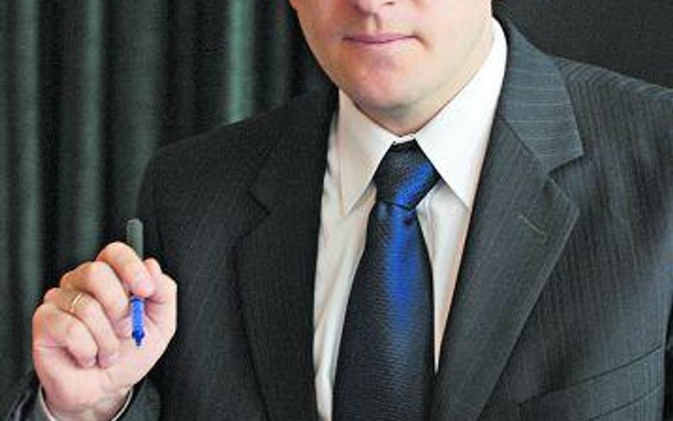 Obecnie nie na biurku, lecz na półce Stanisława Kluzy, szefa KNF, czekają zawieszone cztery wnioski 