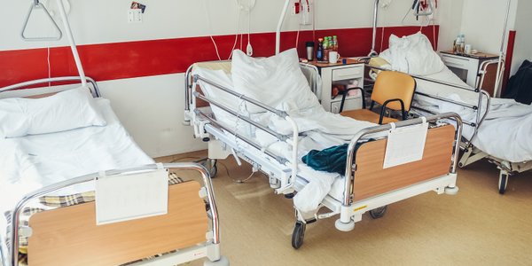 Pacjenci z SM bez leczenia. Kulisy sporu o dostawy leków