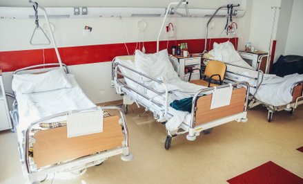 Szpitale tną ostre oddziały i łączą placówki. Rusza fala restrukturyzacji