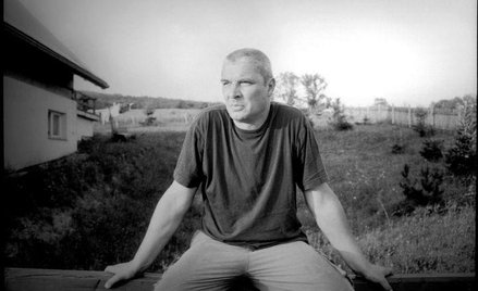 Andrzej Stasiuk przed swoim domem w Wołowcu w Beskidzie Niskim