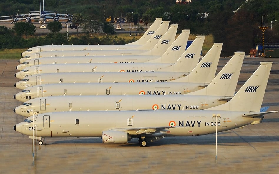 Osiem samolotów patrolowych Boeing P-8I Neptune Marynarki Wojennej Indii w macierzystej bazie Rajali