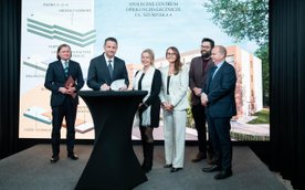 Uroczyste podpisanie umowy na budowę domu opieki medycznej nastąpiło w obecności m.in. prezydenta Wa