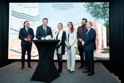 Uroczyste podpisanie umowy na budowę domu opieki medycznej nastąpiło w obecności m.in. prezydenta Wa