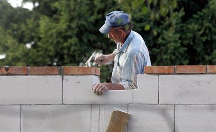 Jaką stawką opodatkować sprzedaż materiałów wraz z ich montażem