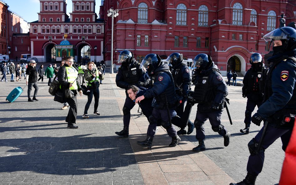 Policja rozpędza antywojenną demonstracje w Moskwie