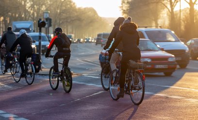 Choć jesienią i zimą na ulicach widać mniej rowerzystów, coraz więcej miast utrzymuje swoje systemy 