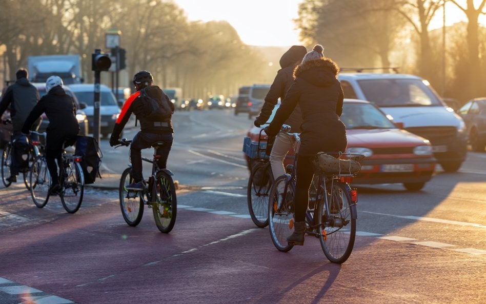 Choć jesienią i zimą na ulicach widać mniej rowerzystów, coraz więcej miast utrzymuje swoje systemy 