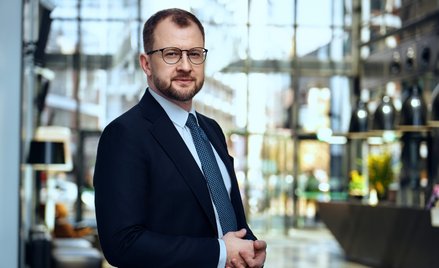 Benefity kartowe związane z podróżami przestają być jedynie dodatkiem. Coraz częściej wpływają na ko