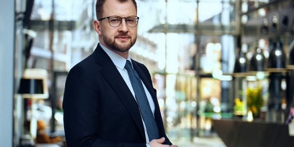 Jak AI, cyfrowe płatności i benefity kartowe kształtują oczekiwania turystów