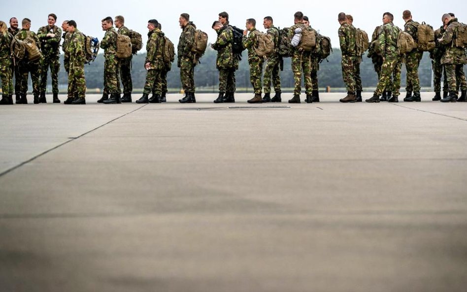 Holenderscy żołnierze na lotnisku w Eindhoven przed odlotem na manewry NATO w Norwegii