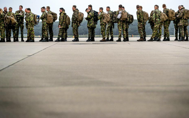 Holenderscy żołnierze na lotnisku w Eindhoven przed odlotem na manewry NATO w Norwegii