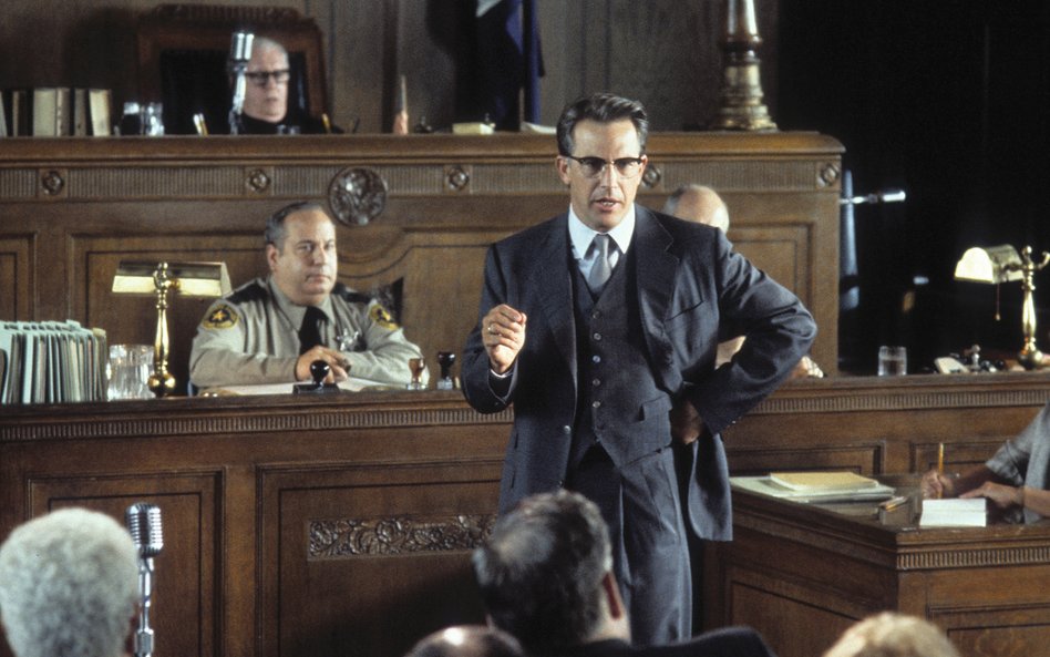 Kadr z filmu „JFK” (1991 r.) w reżyserii Olivera Stone’a. Na pierwszym planie: Kevin Costner w roli 