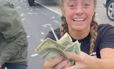 USA. Pieniądze wypadły z furgonetki. Kierowcy zablokowali autostradę