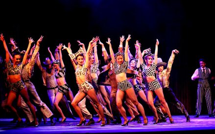 "Crazy for You" rozgrywa się w nietypowym, jak na musical, pejzażu, czyli na pustyni w Nevadzie. Tea