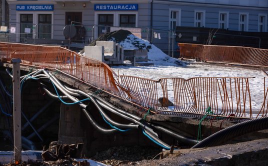 Uszkodzona podczas ubiegłorocznej powodzi przeprawa mostowa na rzece Białej Lądeckiej w Stroniu Śląs