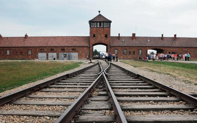 Brama główna Auschwitz II (Birkenau), widok z rampy wewnątrz obozu