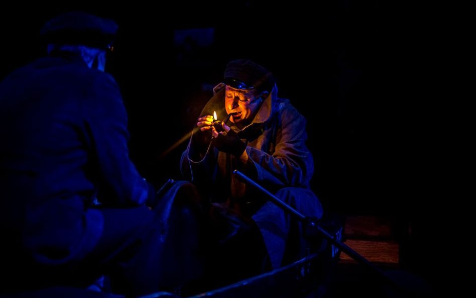 Spektakl „Conrad” rozgrywa się w Zakopanem. Tytułowy pisarz jest tam wyobcowany i egzotyczny jak Miś