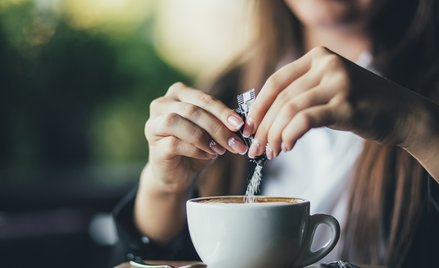 Zaleca się ograniczenie spożywania cukrów prostych i zasada ta dotyczy zarówno osób zdrowych, jak i 