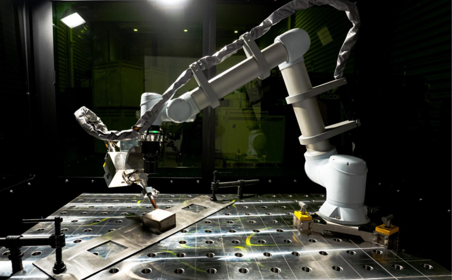 Brakuje 15 000 spawaczy. Polskie firmy właśnie wdrażają technologię, która ten problem omija