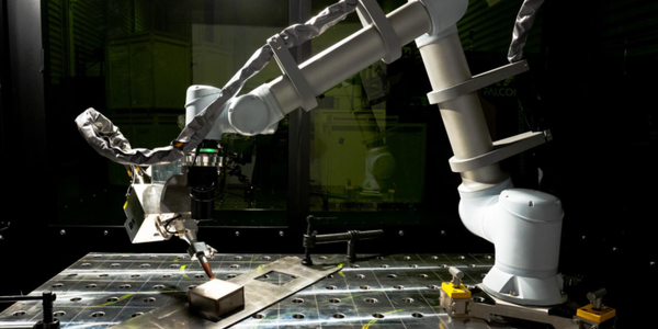 Brakuje 15 000 spawaczy. Polskie firmy właśnie wdrażają technologię, która ten problem omija