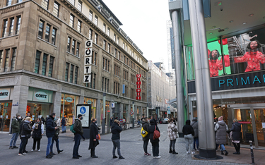 Niemcy: Część sklepów będzie oznaczać zaszczepionych klientów opaską